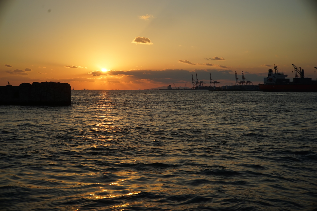 大阪湾に沈む夕日