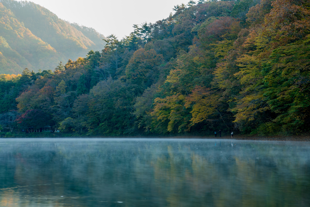 初秋の四尾連湖、朝七時