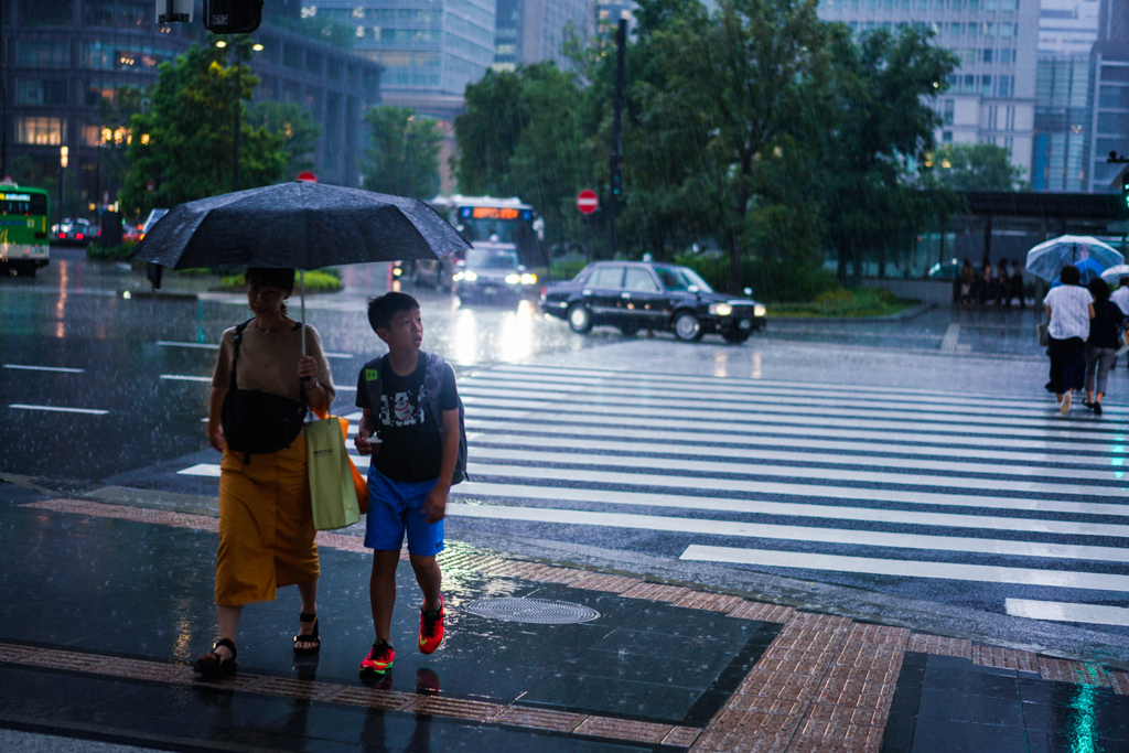 急な雨と