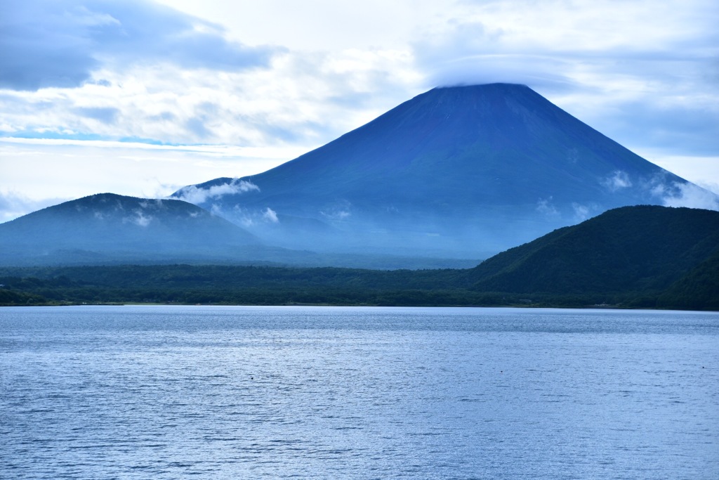 本栖湖と富士山