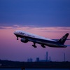 夕焼に飛び込む飛行機