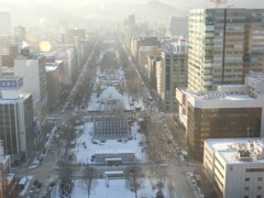 札幌大通り公園（雪まつり準備中）