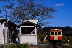 どこかのホーム。古い車両