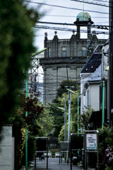 街角曲がった先にある巨大コンクリート建造物