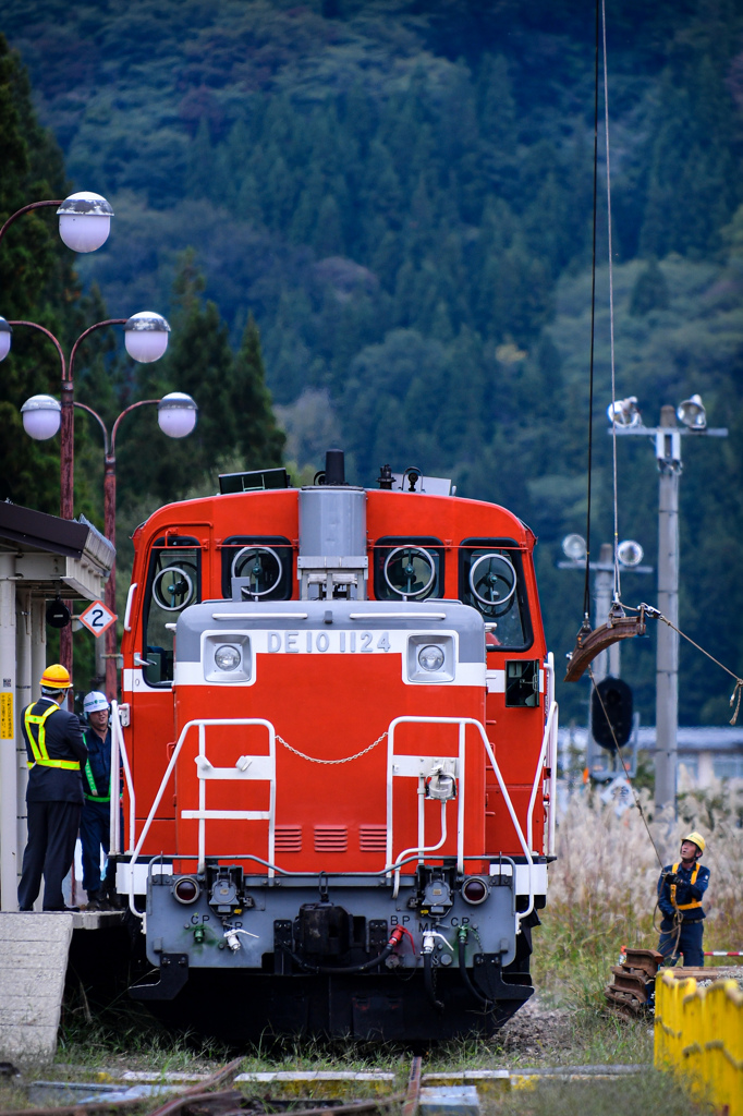 昼間の駅でレール釣り上げ
