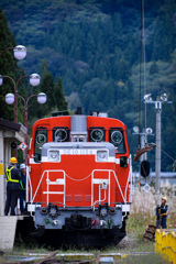 昼間の駅でレール釣り上げ