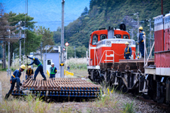 凸ニニニ凸  /__ __