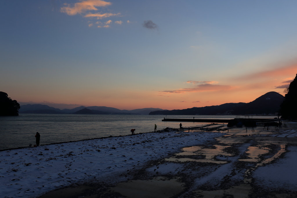 夕暮れと釣り人