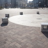 冬の陽が差す広場