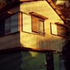 夕日を浴びる無人の家屋