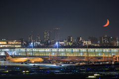 空港と月