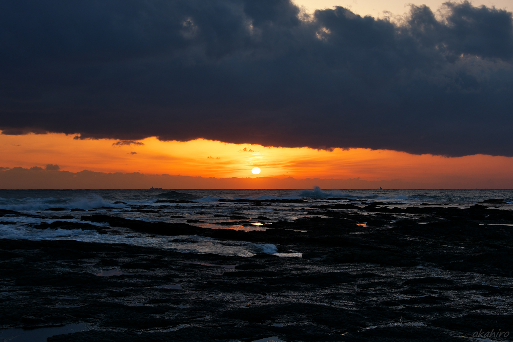 低い雲から夕陽がおちてきた