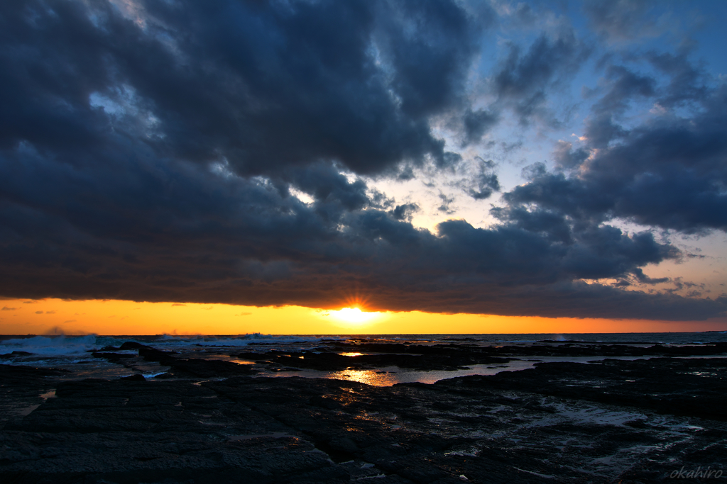 低い雲から夕陽が