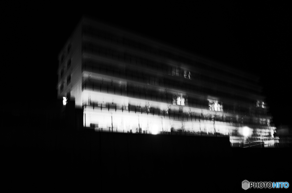 闇夜に浮かぶ