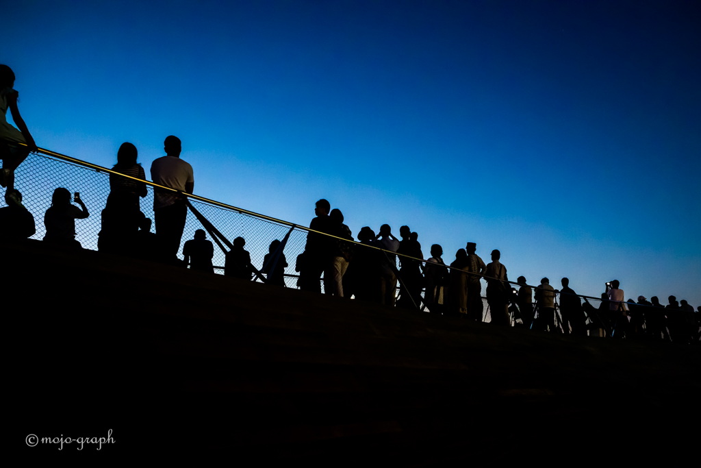花火を待つ人々