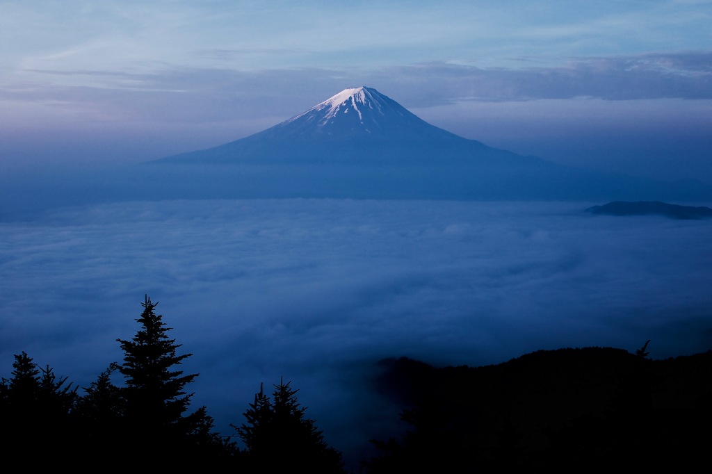 浮かぶ霊峰