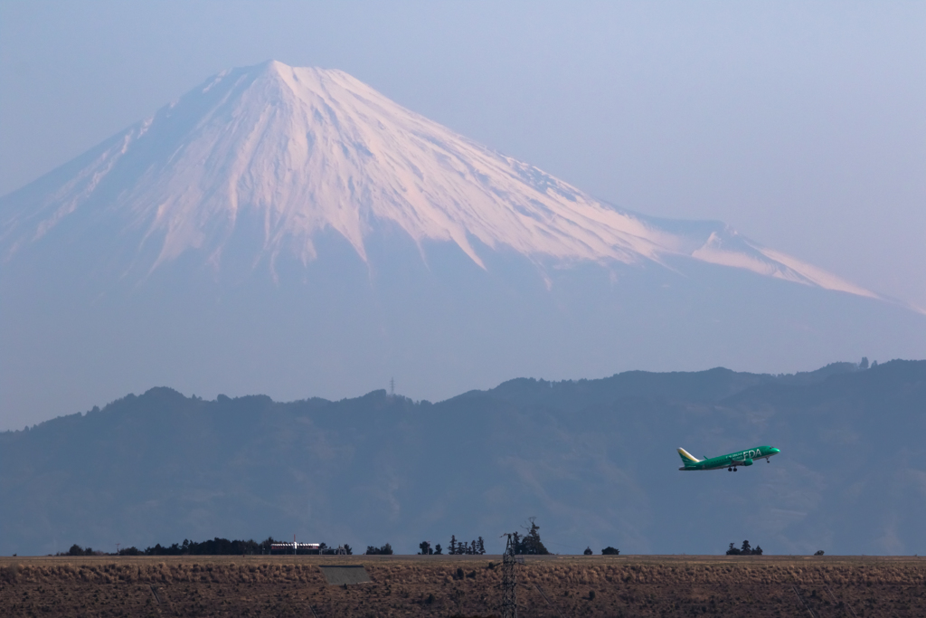 霊峰背に