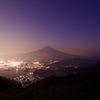 街明かり煌々と