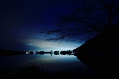 暗闇の湖面
