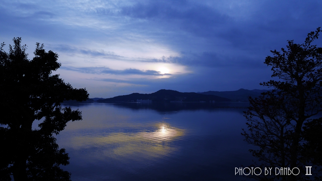 湖の夕景