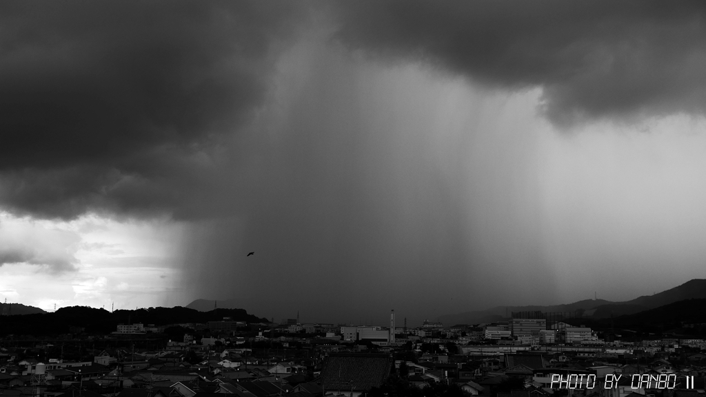 東の空に雨柱