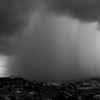 東の空に雨柱