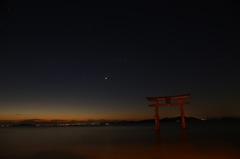 琵琶湖に浮かぶ白鬚神社の鳥居と夜空