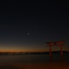 琵琶湖に浮かぶ白鬚神社の鳥居と夜空