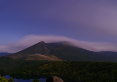 雲撫でる山