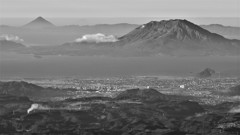 桜島と開聞岳とかすかに硫黄岳望むを（蔵出し）