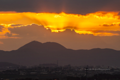 夕暮れ染まる山