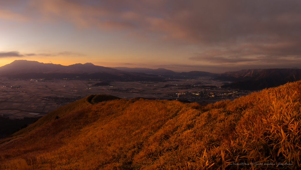 クマザサ朝焼け当たり始める大観峰
