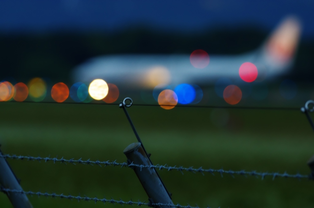 夕暮れの飛行機