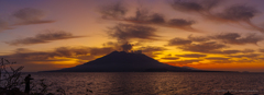秋雲の燃えて焼けるは桜島