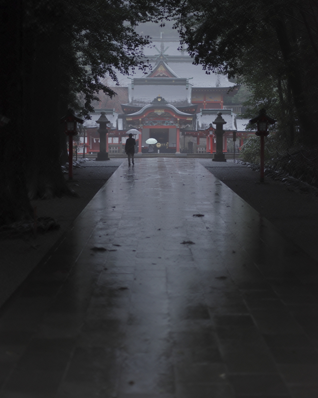 雨の朝の参拝