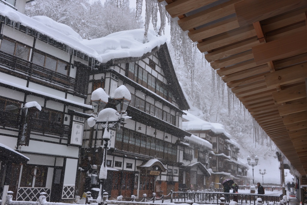 氷柱越しの銀山温泉