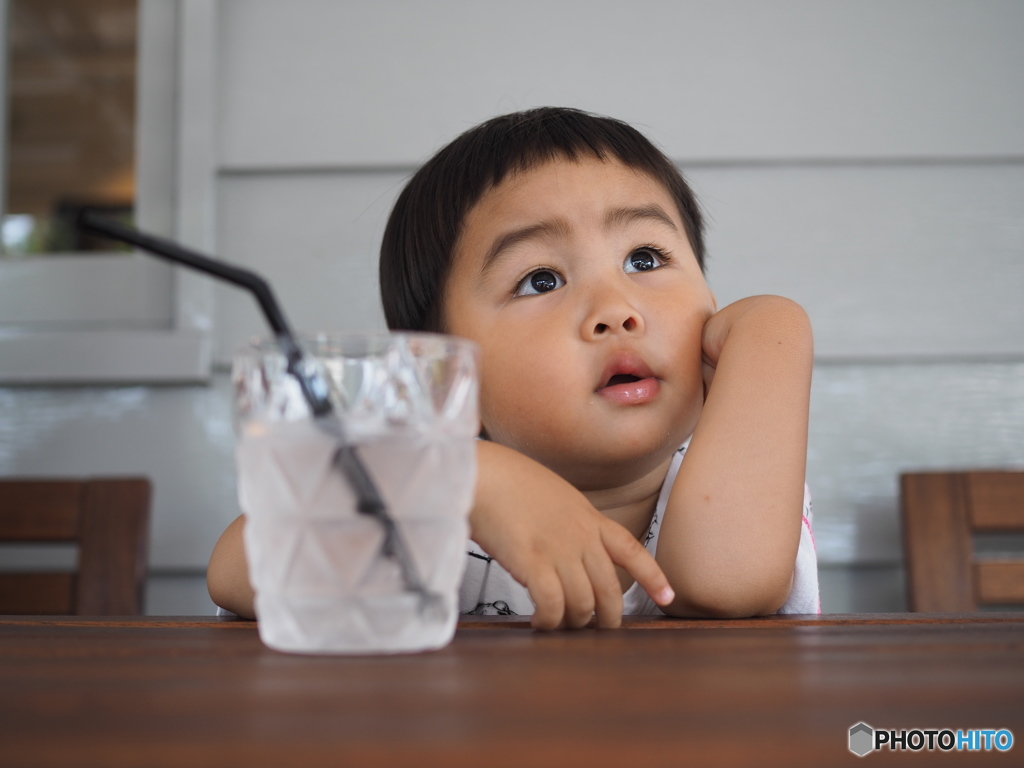 物思いにふける２歳。