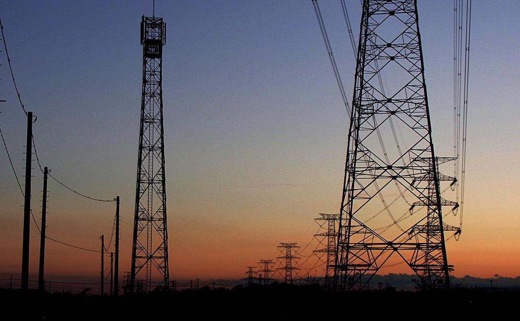 冬に備える送電線群