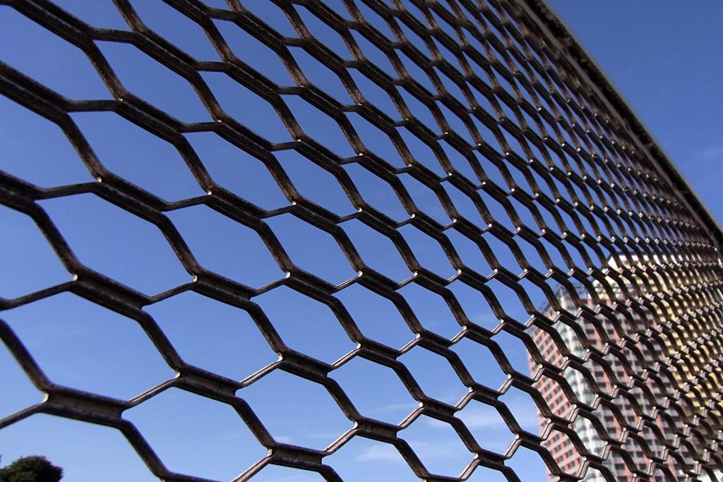 空にかかる古びた蜂の巣構造