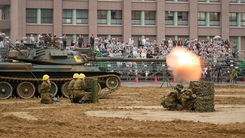 P1100589 　4Kフォトで74式戦車砲炎