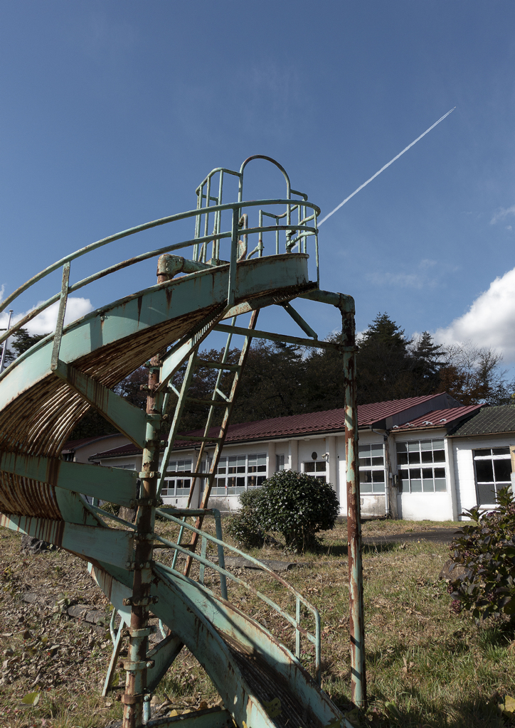廃分校と飛行機雲
