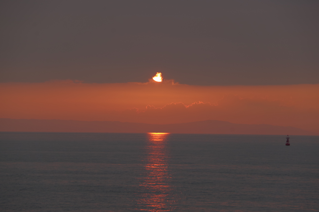 現れる夕陽