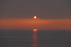 現れる夕陽