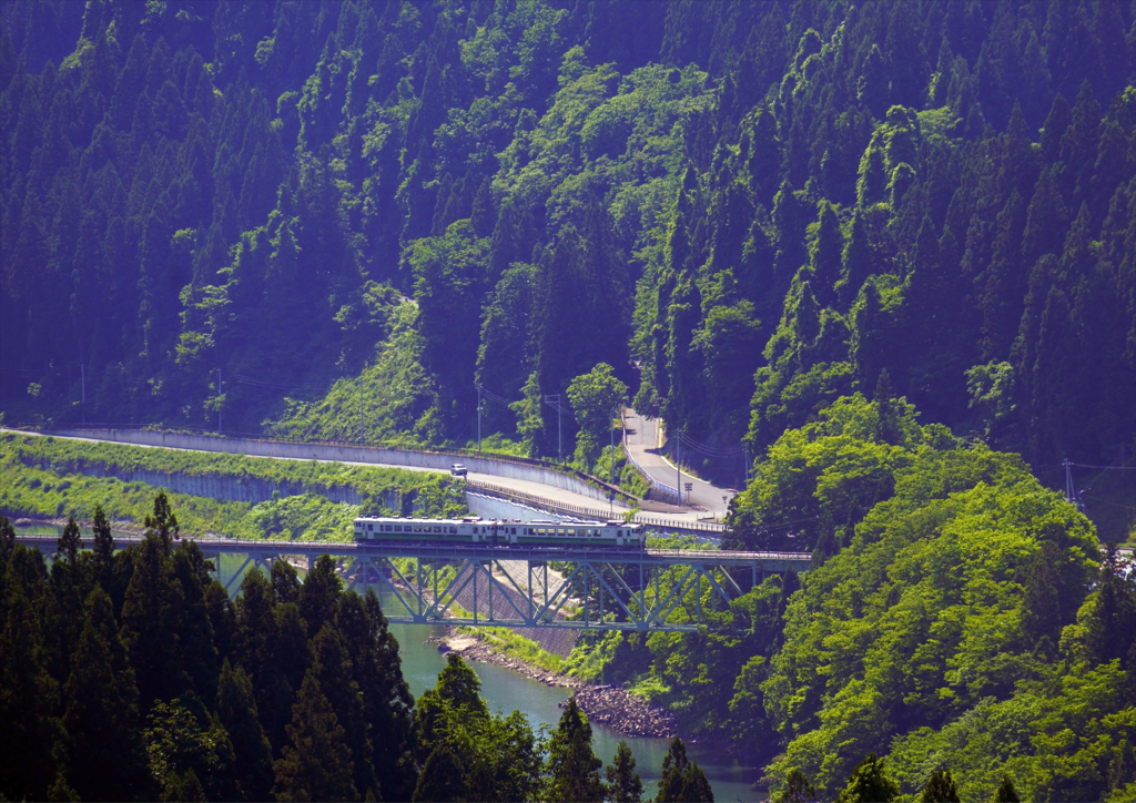 逆光の只見川第2橋梁