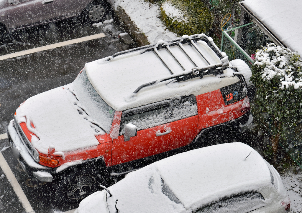 雪とオレンジのFJクルーザー