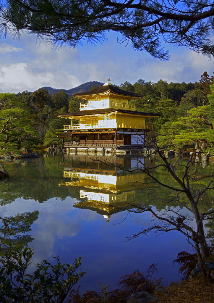 池に浮かぶ輝く寺
