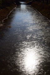川が凍る日