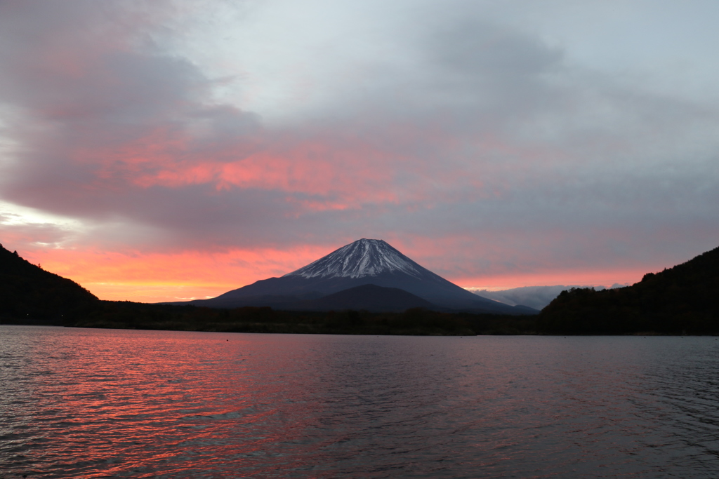 精進湖の朝焼け