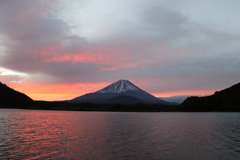 精進湖の朝焼け