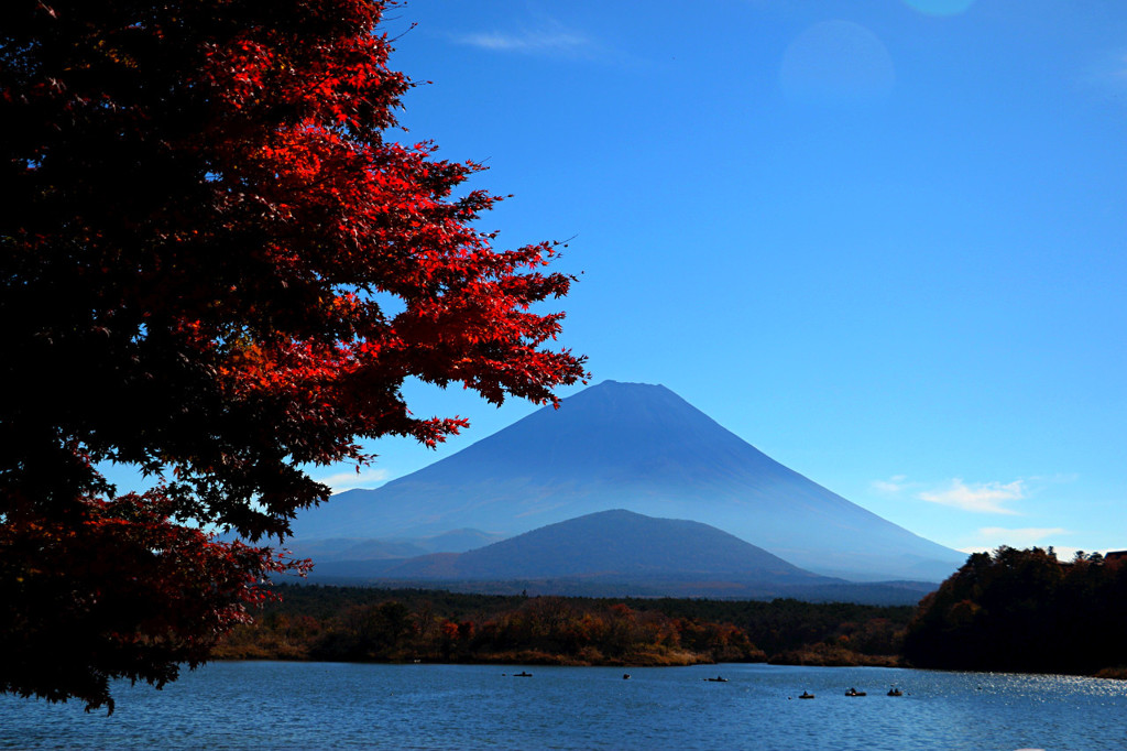 精進湖での紅葉と富士山